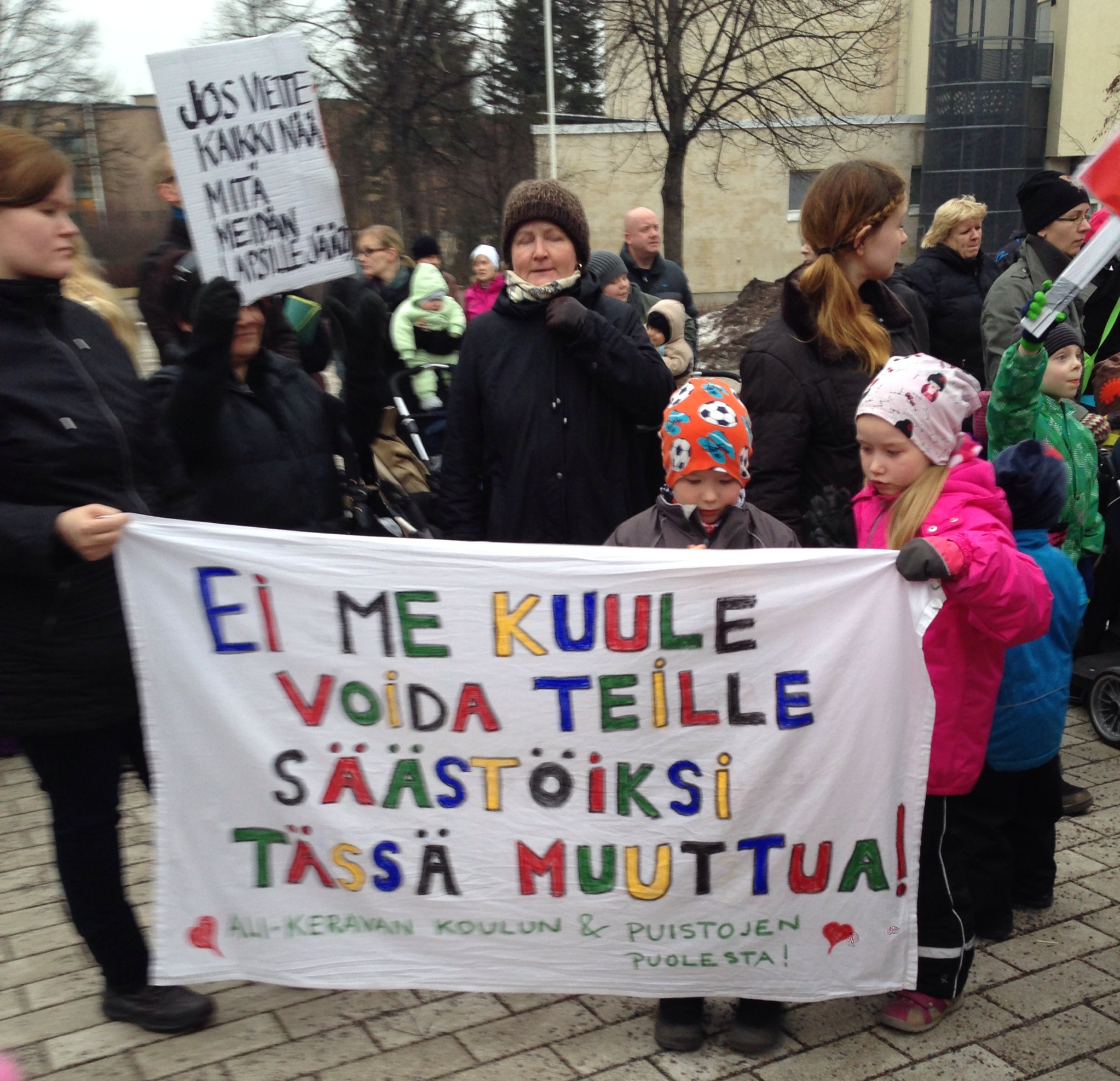 Joukkoliike kaatoi nuorten ja lasten palveluita uhanneet leikkaukset